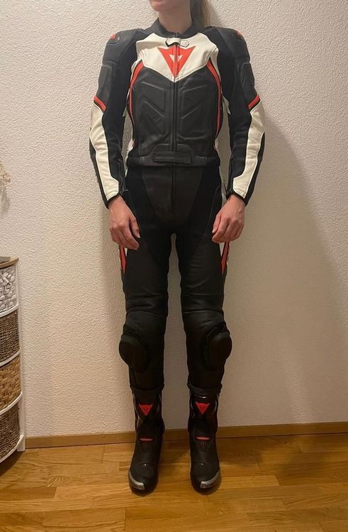 Stilvolle Dainese Damen Lederkombi Ebenbild