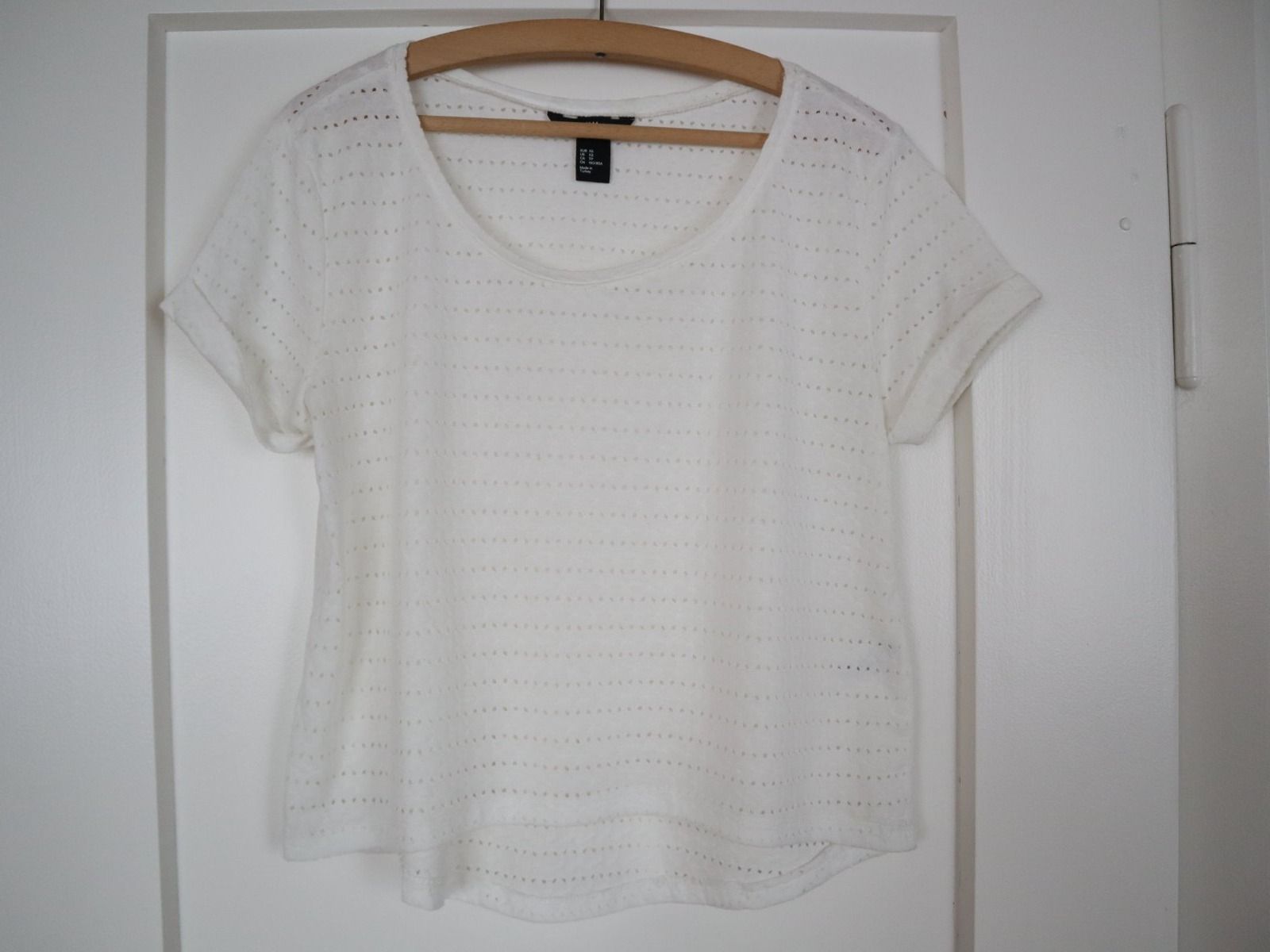 H&M T-shirt: T-Shirt mit Löchlimuster, Gr. XS-S – Usato da Wattwil venduto da diamant1 1