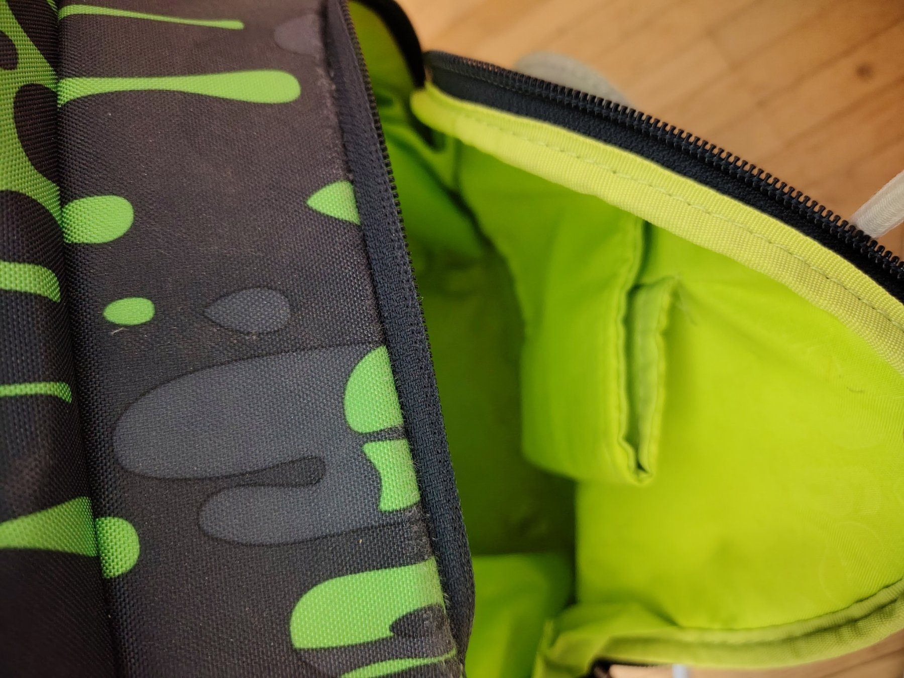 Ergobag Borse & Zaini: Grün-schwarzer Ergobag Schulthek mit Polizei-Kletties – Usato da Uster venduto da Truda 5