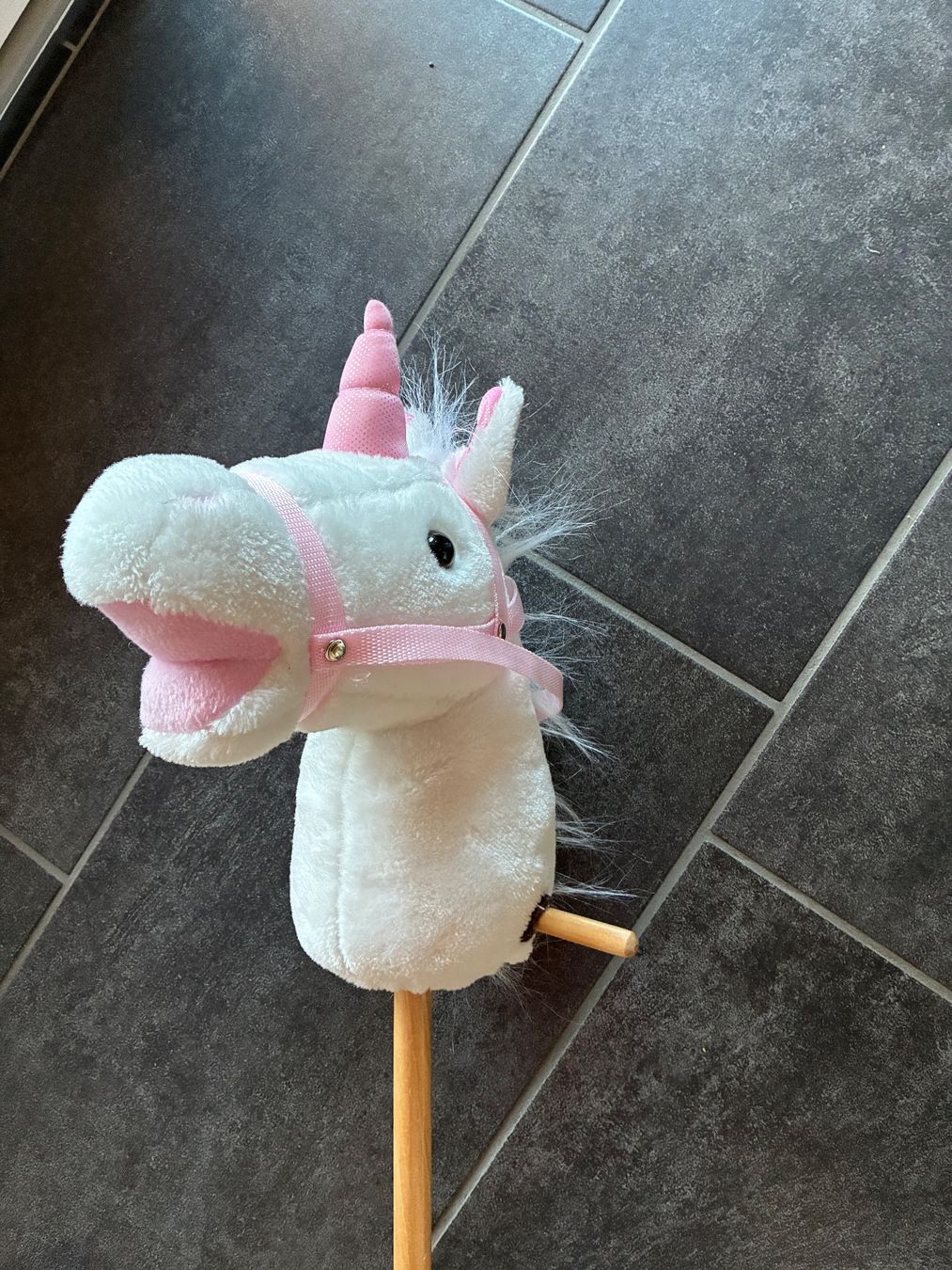 Giocattoli: Einhorn-Steckenpferd mit Geräuschfunktionen beim Ohr – Usato da Uznach venduto da TopCom02 2