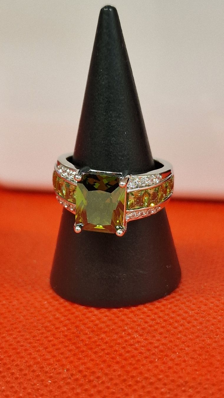 Ringe: Wunderschöner Ring mit grünem Stein, neu, Grösse 53 – Neu (gemäss Beschreibung) aus Herisau von Antiques.AR