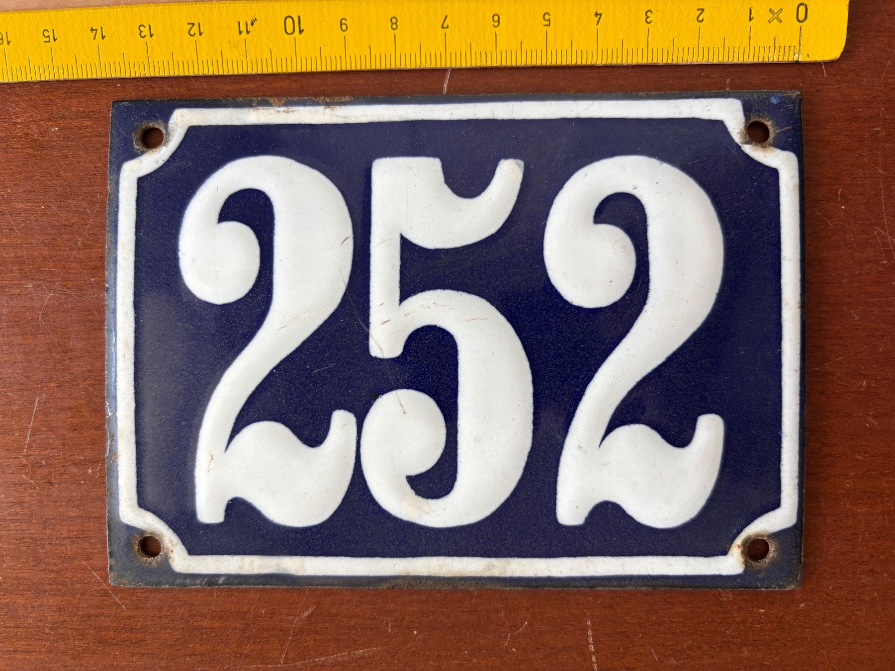 Insegne: antike Emaille Hausnummer 252 Schild 14 x 10 cm original – Usato da THERWIL venduto da Fcbbasel