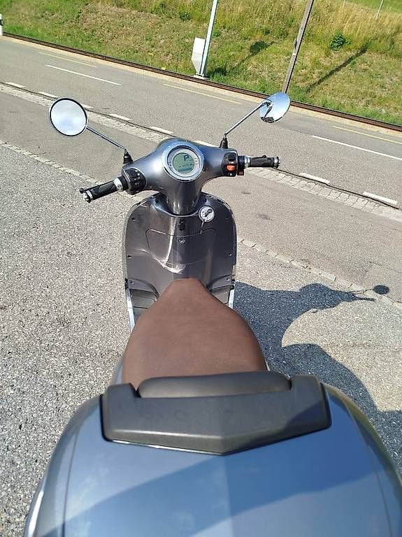 Strada: Occasion Elektro E- Roller ET4000 JS2 EFO silber – Usato da Gais venduto da MAX-Anhaenger 4
