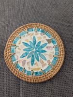 Dekorativer Untersetzer aus Rattan mit Muschelmosaik Design