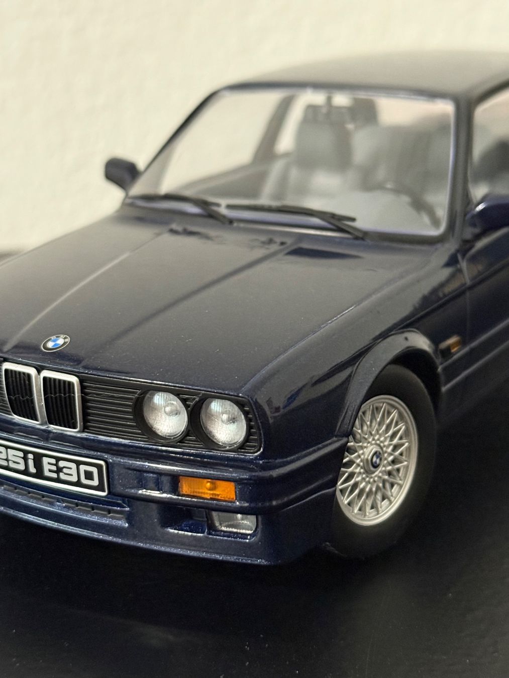BMW Modellini d'auto: BMW 325 i E30 M Packet 2 1:18 KK Scale – Nuovo e nell'imballaggio originale da Bülach venduto da Meti2023 6