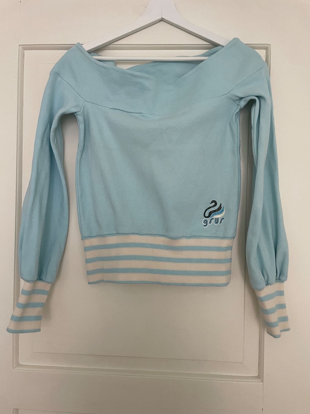 Maglioni & Felpe: Weicher schulterfreier Sweater von GSUS – Nuovo (secondo la descrizione) da Chur venduto da adien