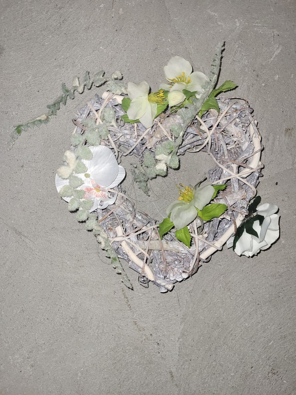 Tutte le decorazioni: Couronne décorative en forme de cœur avec fleurs – Usato da Villars-sur-Glâne venduto da m66_dch5