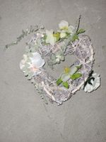 Couronne décorative en forme de cœur avec fleurs