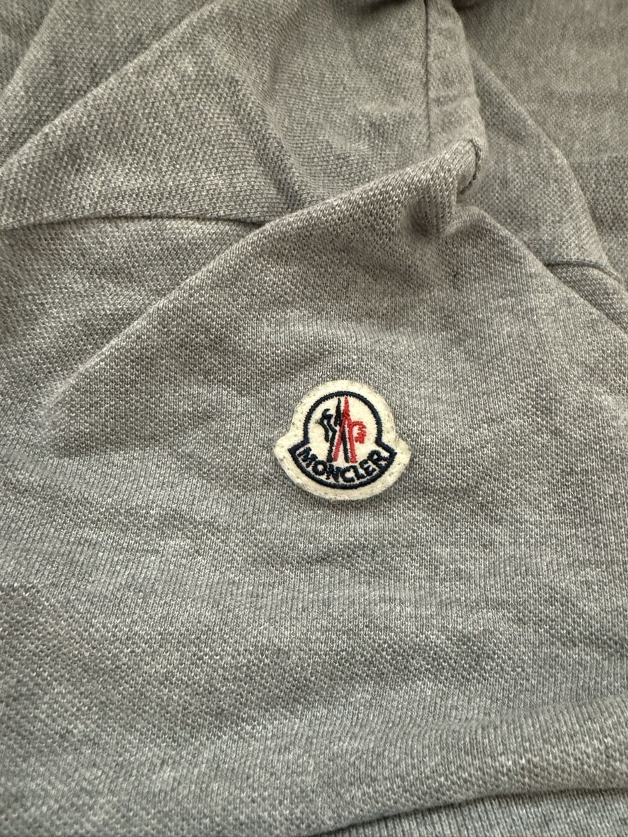 Moncler Polos: MONCLER POLOSHIRT IN GRAU – D'occasion à Goldach par jil_vnd8 2