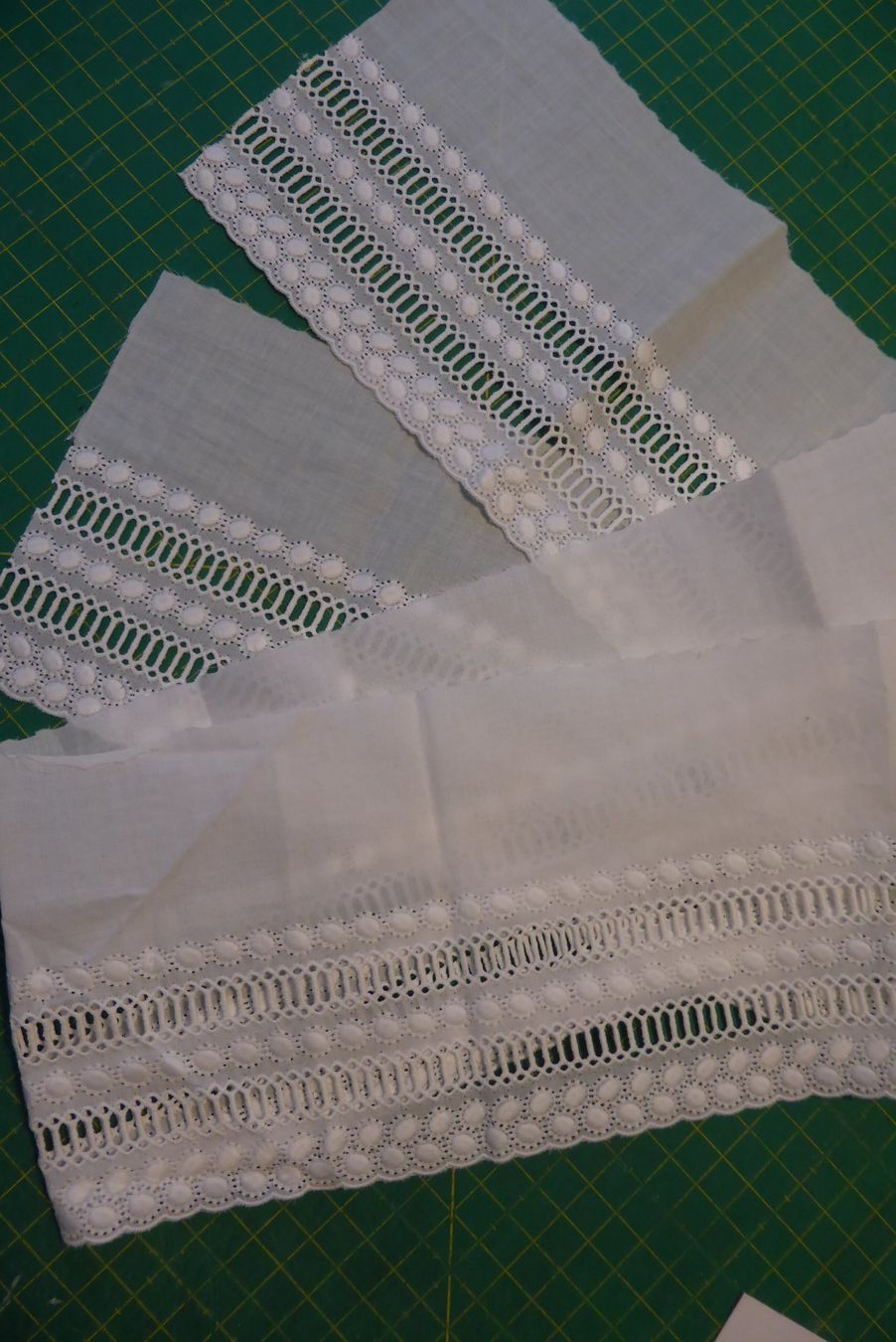 Tessuti: Antike St. Galler Spitzen weiss - 1 Meter – Nuovo (secondo la descrizione) da Brunnadern venduto da pinkfaden 1