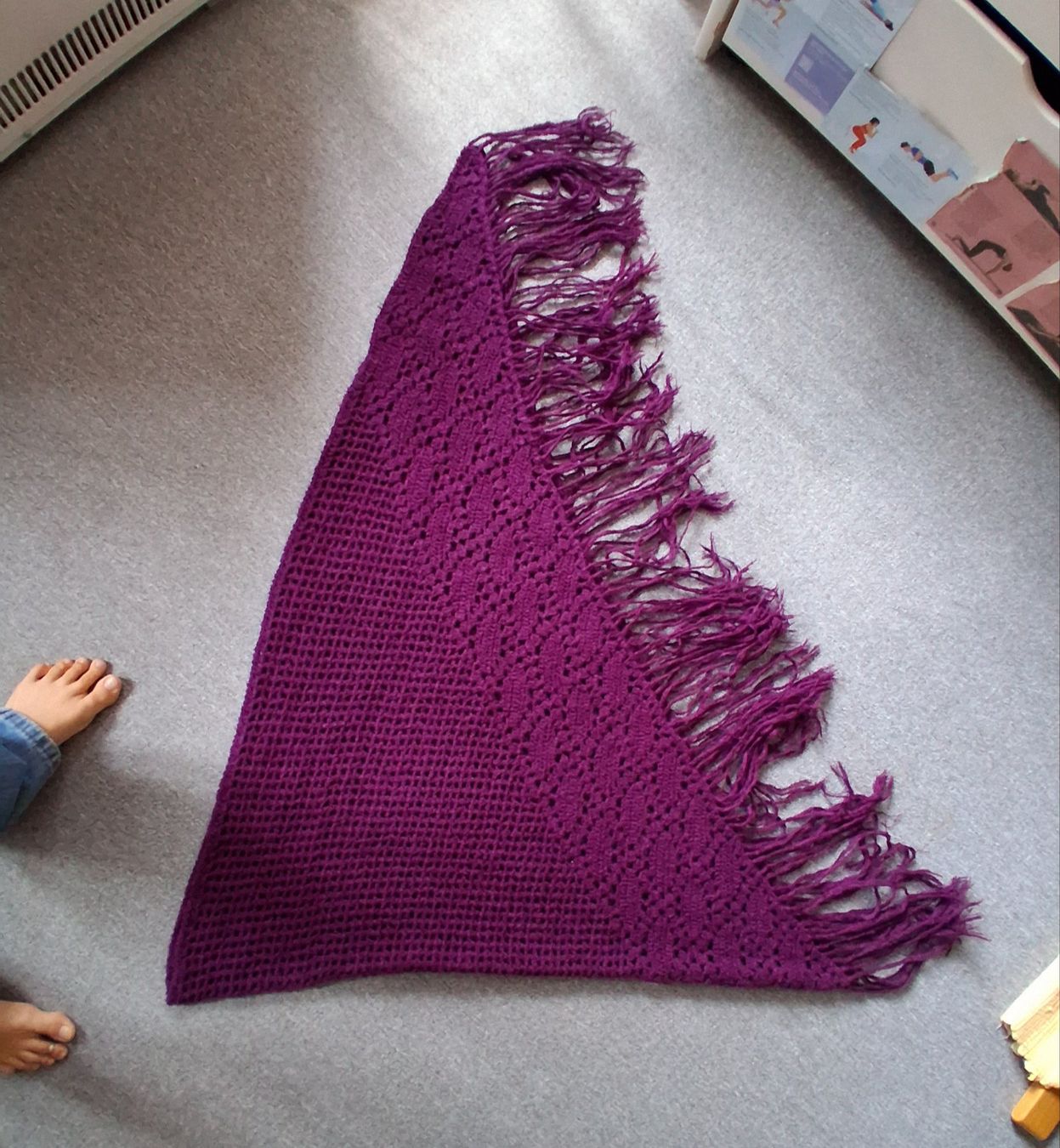 Foulard & Sciarpe: Grosser handgestrickter violetter Schal mit Fransen – Usato da Wald ZH venduto da e8e 9