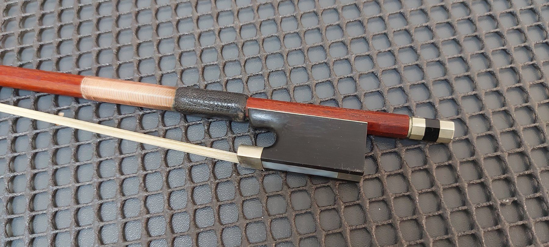 Musikinstrumente: 4/4 Geigenbogen fernambuco Octagonal  75 cm , 58 gr. – Gebraucht aus Glattbrugg von Swissmusik 2