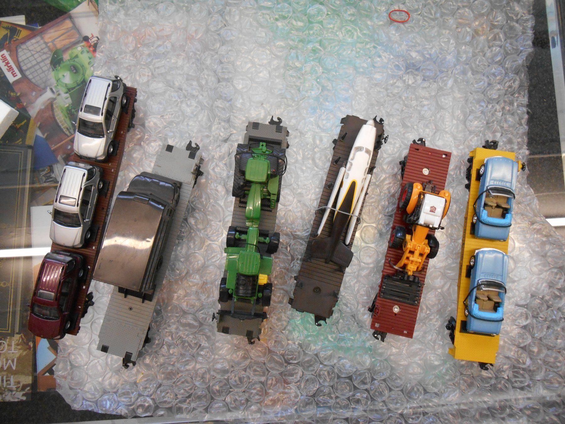 Lionel Modelleisenbahnen: 6 GÜTERWAGEN, FLUGZEUG, AUTOS ETC. CHESSI SYSTEM  MTH ETC. – Gebraucht aus Wohlen AG von timpojim1 3