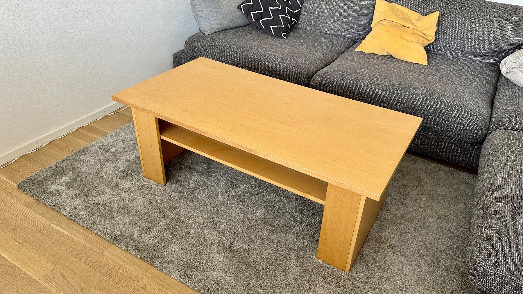 Tables: Couchtisch Holz mit Ablagefläche – D'occasion à Münsingen par Tobias200048