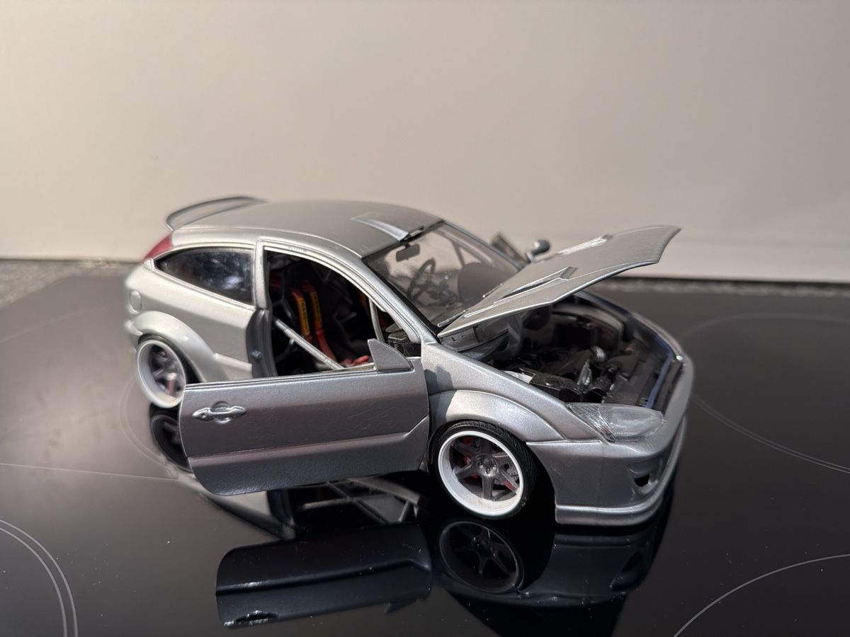 Bburago Modellautos: Ford Focus Tuning - 1/18 - Bburago – Gebraucht aus Wolfwil von Rolex1 4