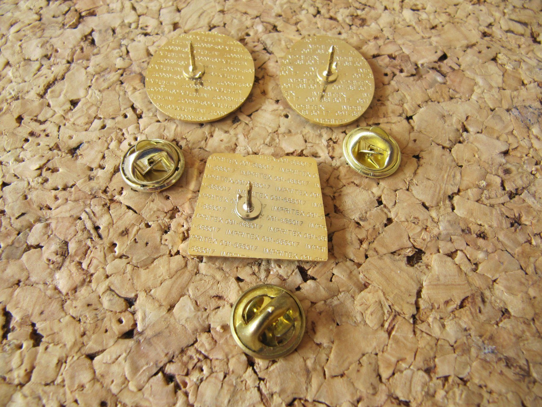 Feldschlösschen Plaquettes & Badges: Warteck   Pin   3 Stück – D'occasion à Basel par Kuba2 3