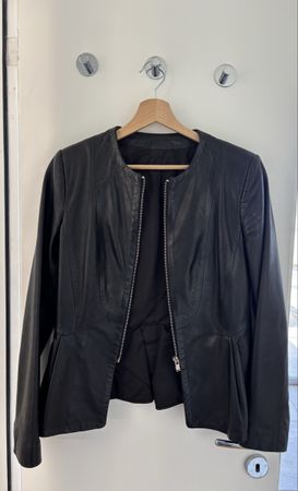 Damen Lederjacke schwarz tailliert mit Reissverschluss