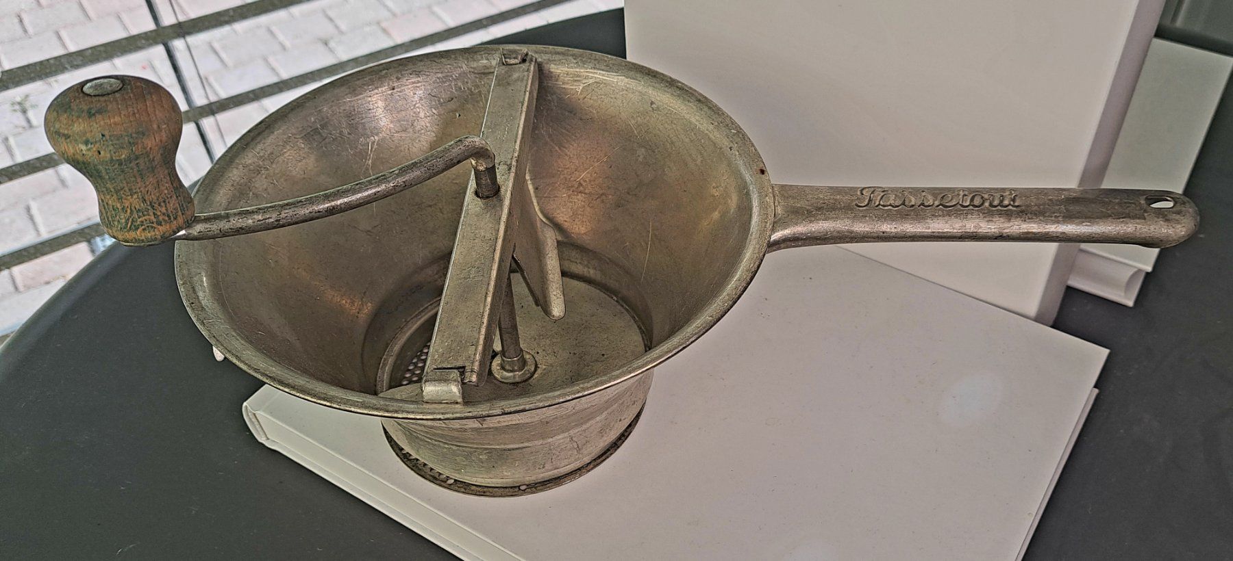 Elettrodomestici da cucina: Antikes PASSETOUT Küchengerät PASSEVITE – Difettoso da Egnach venduto da ASTROFRITZ