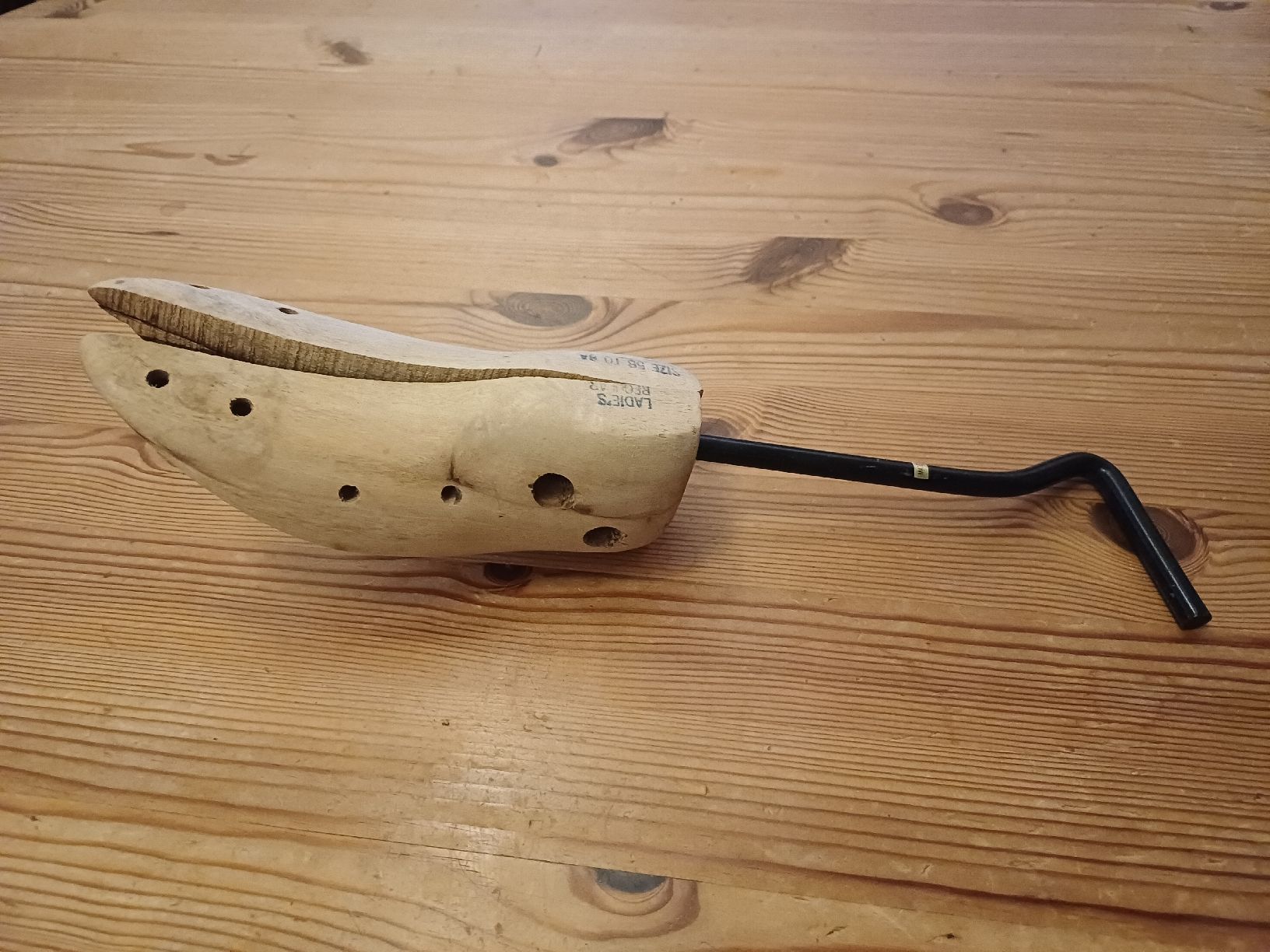 Scarpe da donna: Holz Schuhspanner, Damenturnschuhe, Grösse 39 - 41.5 – Usato da Domat-ems venduto da Gr8wood