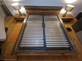 Bett aus Massivholzimitat / Lit en imitat de bois massiv