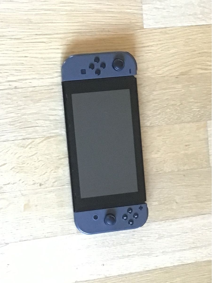 Nintendo Konsolen: Nintendo Switch mit controller und 10 spiele – Gebraucht aus St. Moritz von saraforsythe 1