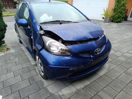 Toyota Aygo bleu voiture accidentée pour pièces détachées