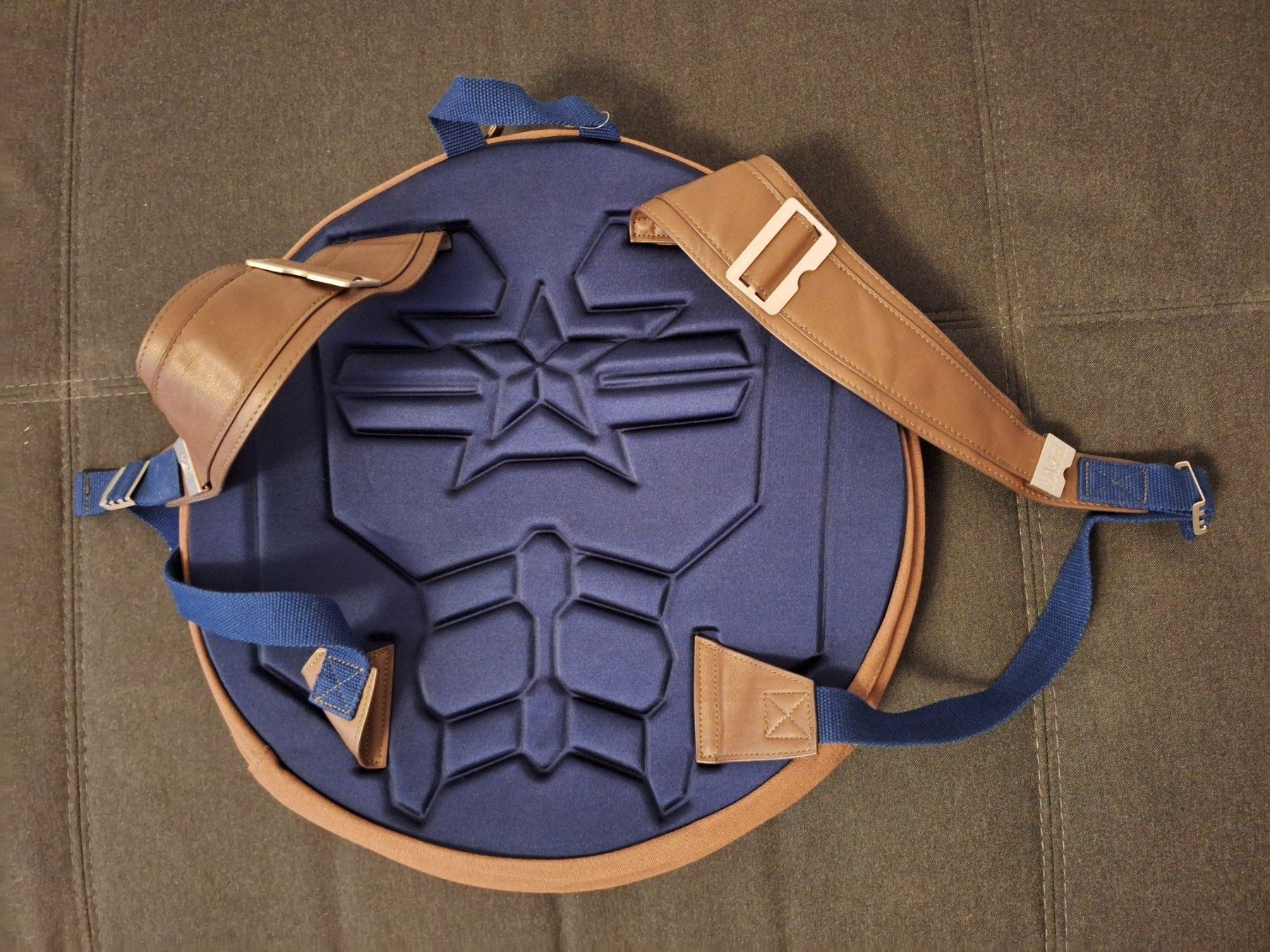 Rucksäcke: Schild Rucksack  Captain America Shield Backpack – Neu und originalverpackt aus Winterthur von Destinatio 1
