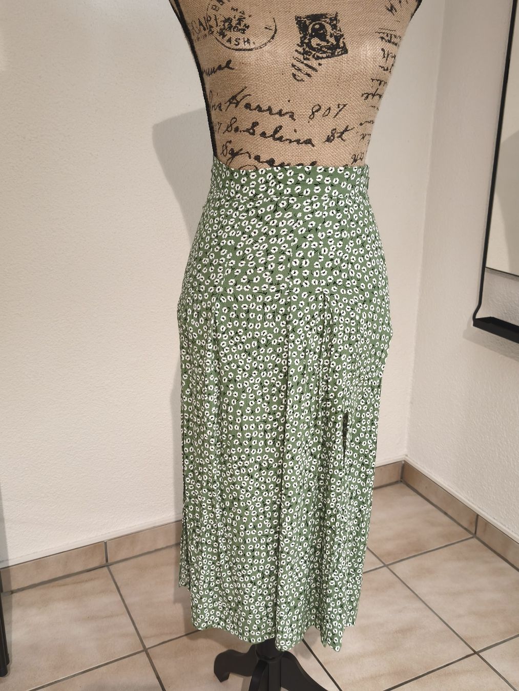 H&M Jupes: Rock H&M geblümt GR 34 /XS – Neuf (Voir description) à Emmetten par SecondhandSiska