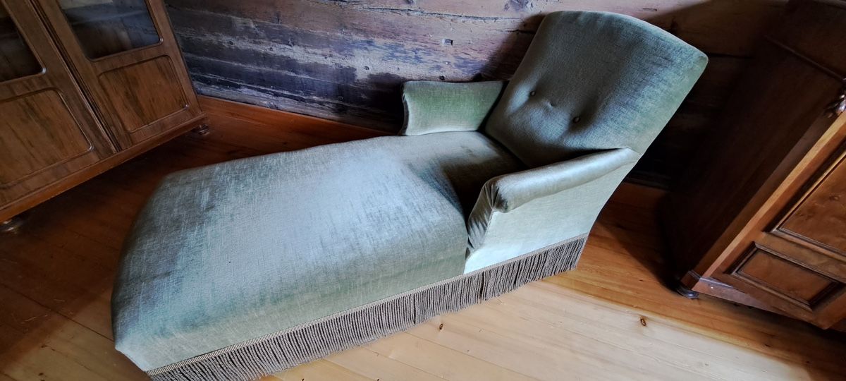 Divani: Antike Chaiselongue mit grünem Samtbezug – Usato da Grindelwald venduto da juliabohren
