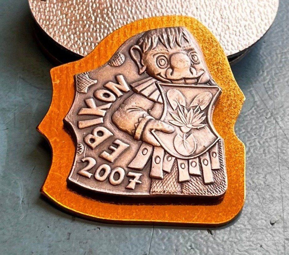 Placchette & Badge: Fasnachtsplakette Ebikon Gold 2007 – Usato da Obernau venduto da Wgnom