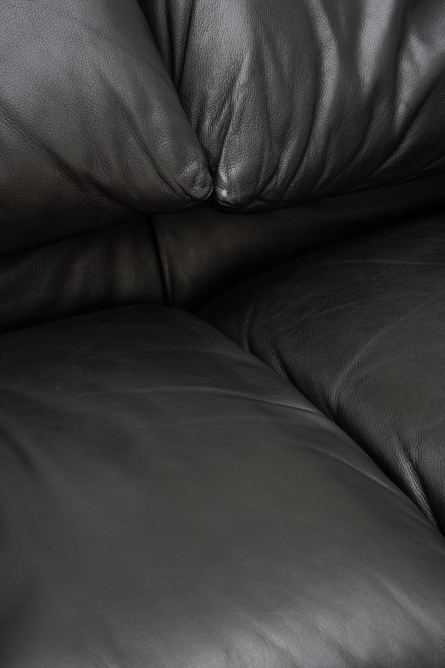 Cassina Divani: (2) Canapés Maralunga , cuir noir pour Cassina – Usato da Bulle venduto da ABELiAM 2