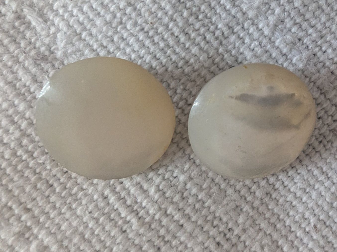 Orecchini pendenti & Orecchini a lobo: Boucles d'oreille clips en nacre – Usato da Lausanne venduto da Nchiva