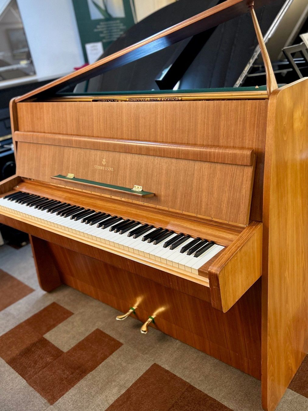 Steinway Musikinstrumente: Steinway & Sons Z/115, revidiert – Gebraucht aus Bern von Heutschipiano