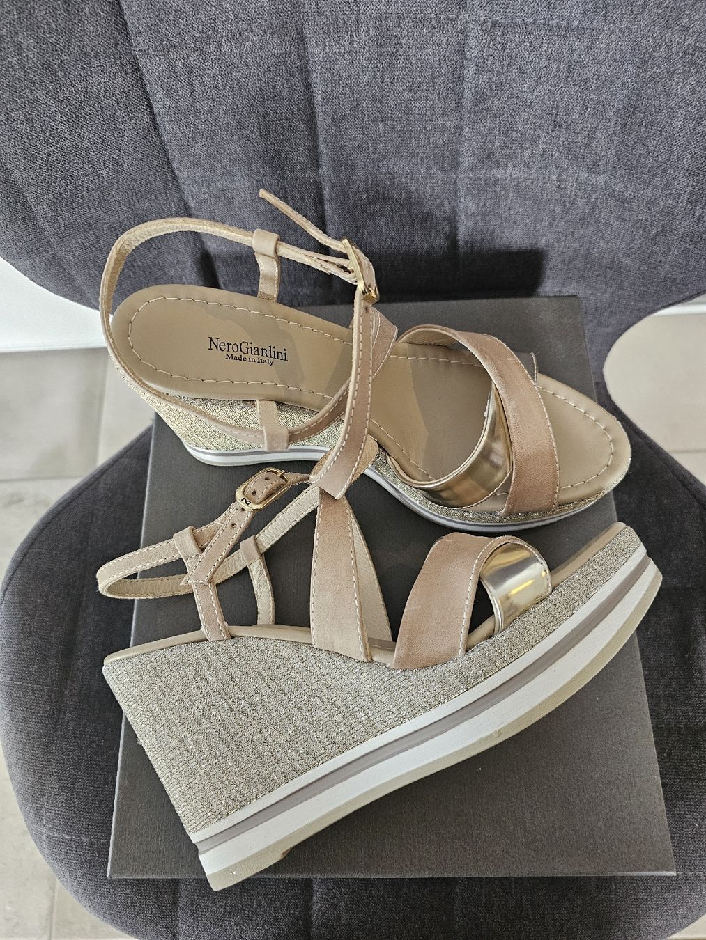 Scarpe da donna: Sandales Neuves "Nero Giardini" dorées/Beiges/Compensées – Nuovo e nell'imballaggio originale da Basel venduto da Paloma6261 8
