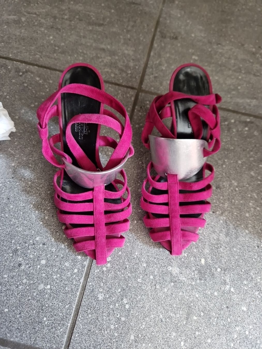 Hermès Scarpe da donna: Hermes Pink Suede Strappy Sandals, size 38 – Usato da Zollikerberg venduto da TaraMira