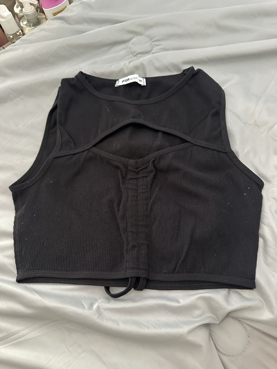 Tops: Schwarzes Crop-Top mit Cut-Out – D'occasion à Rhäzüns par romina._gr