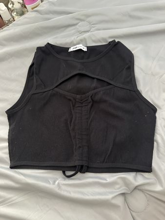 Schwarzes Crop-Top mit Cut-Out