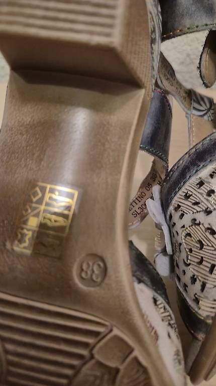 Chaussures femmes: Chaussures à talons à fleurs – D'occasion à Muraz (Collombey) par Kiriwi 3