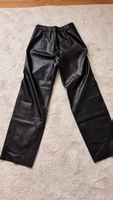 Gerade geschnittene Hose aus Öko-Leder! Neu!