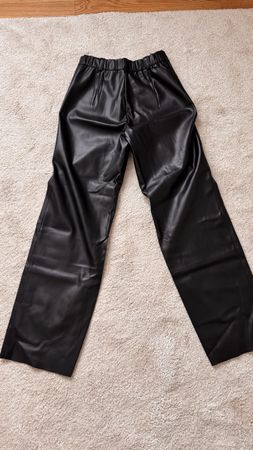 Gerade geschnittene Hose aus Öko-Leder! Neu!