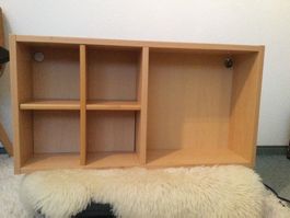 Praktisches Wandregal, helles Holz, vielseitig verwendbar