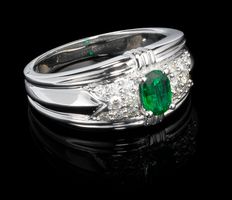 Anello a fascia con smeraldo ovale incastonato, Zambia