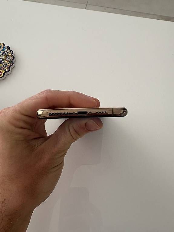 Telefoni cellulari / Smartphones: iphone 11 pro max  – Usato da Peseux venduto da san_9bqc 3