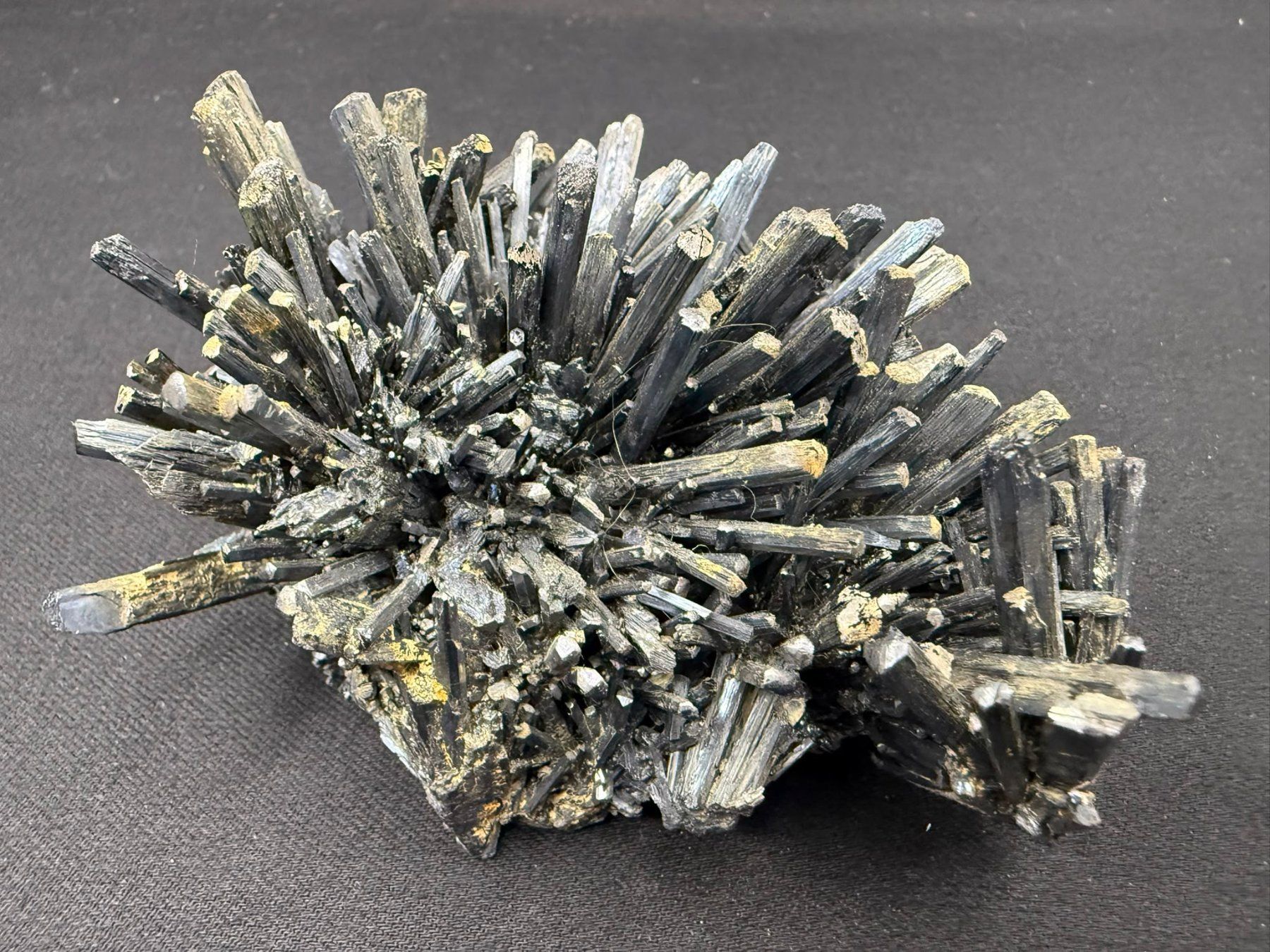 Minerali & Pietre curative: Stibnit mit Stibiconit Überzug – Usato da Schinznach Bad venduto da Demerald