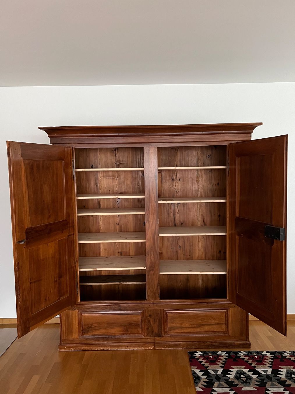 Schränke: Wunderschöner antiker Nussbaum-Schrank ca.1780, restauriert – Gebraucht aus Steckborn von rboelsterli 5