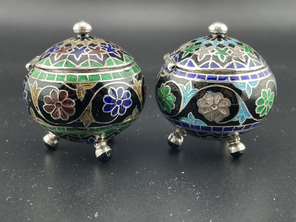 Set di piatti: Pair antique silver enamel salt cellars + spoons - India? – Usato da Genève venduto da PepitesdAlor 7