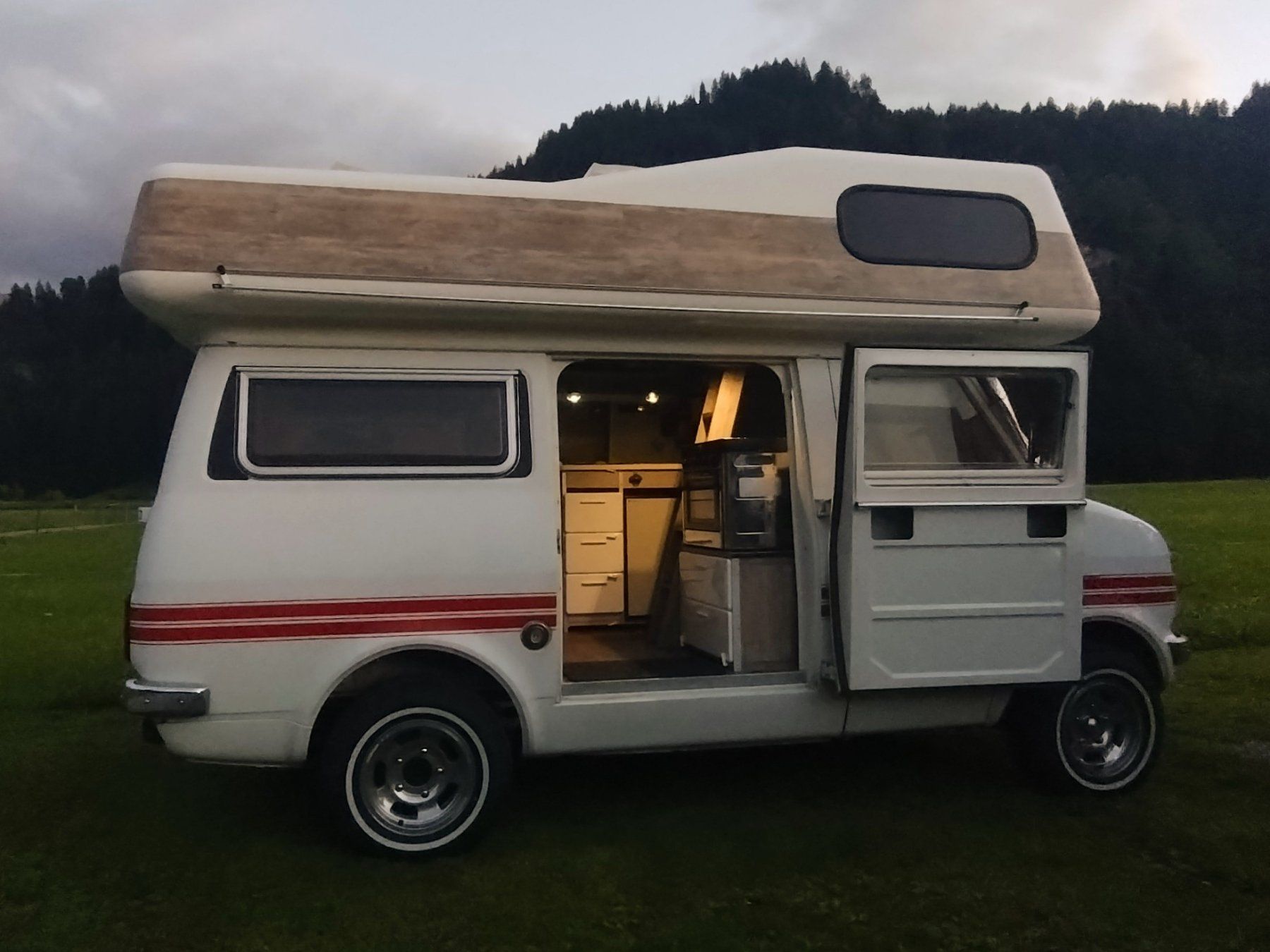 Bedford Veicoli da campeggio: Camping-car vintage Bedford CF250 – Usato da Mont-sur-Rolle venduto da ScaleFlyer 1