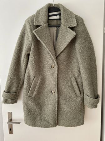 Klassischer Mantel in grün, bouclé, neuwertig