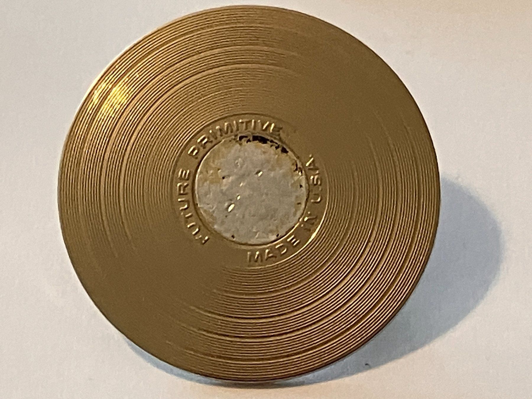 Plaketten & Abzeichen: 1 Pin Future Primitive (Schallplatte?) – Gebraucht aus Basel von djwwpp