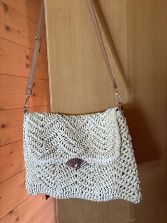 Sac bandoulière en raphia beige avec fermoir éventail